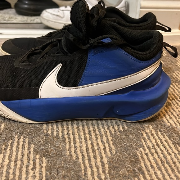 Nike Hustle D10 GS Black Game Royal Basketball Shoes Youth Size 7Y - Picture 4 of 7